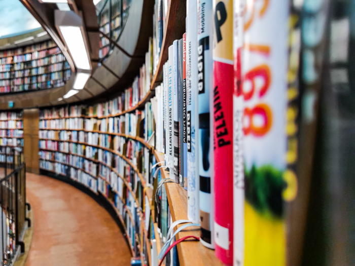 Opname van een lange boekenplank vanuit een zijperspectief 