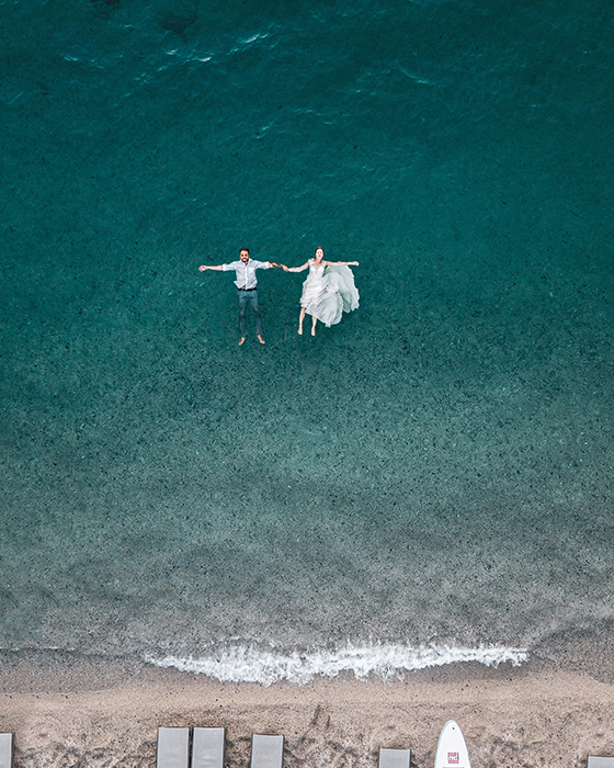 Foto pernikahan drone dengan pasangan mengambang di laut