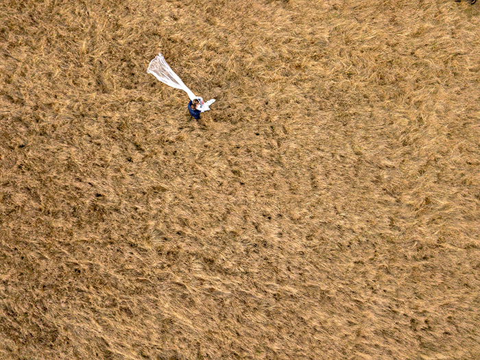 Foto pernikahan drone di lapangan