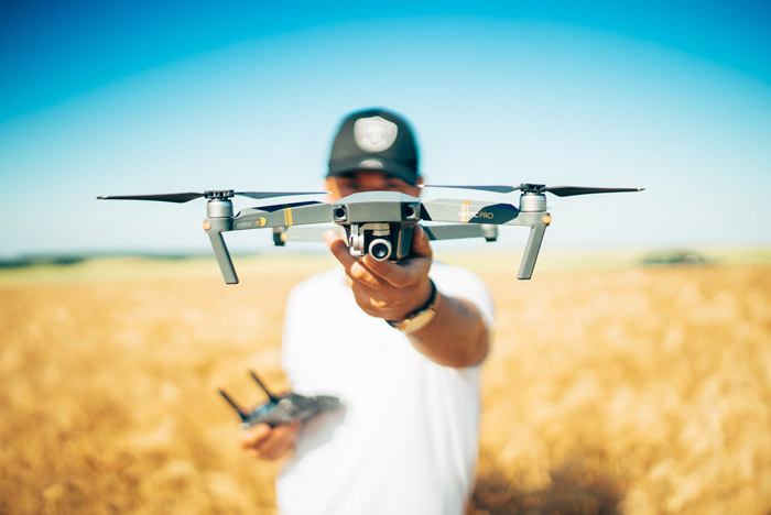 Foto seorang pria memegang drone
