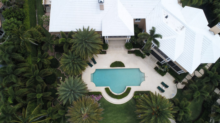 Photo de drone d'une maison avec piscine