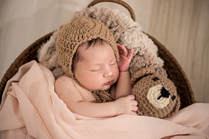 Fotografi bayi baru lahir DIY dari bayi yang baru lahir dengan boneka beruang