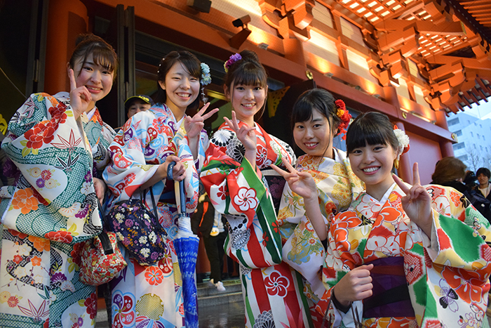 sekelompok gadis Jepang dalam pakaian tradisional berpose untuk kamera