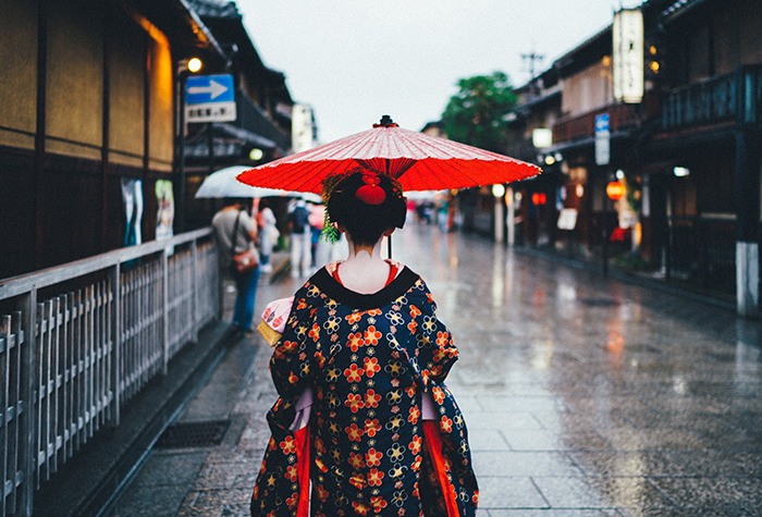 seorang Geisha Jepang berjalan di jalan