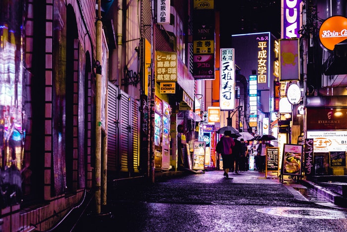 pemandangan jalanan Jepang di malam hari 