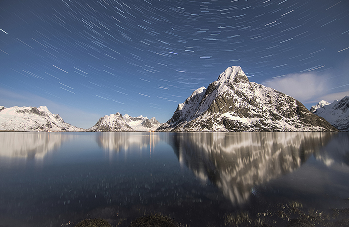 Foto de lapso de tempo de um lago e montanhas