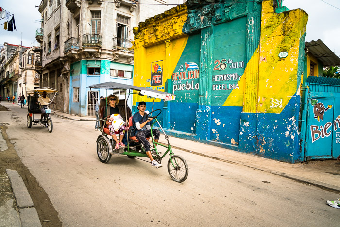 Bicicletas Tuktuk en una calle polvorienta