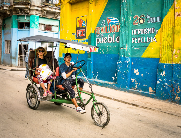 Una bicicleta tuktuk en una calle polvorienta
