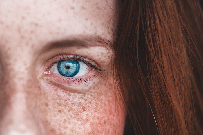 Image rapprochée de l'œil d'une fille avec une très faible profondeur de champ's eye with a very shallow depth of field