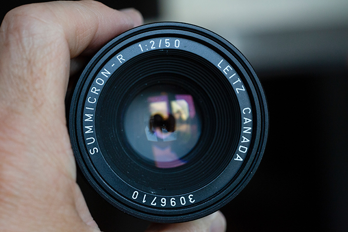 Um close-up de uma lente de câmera.