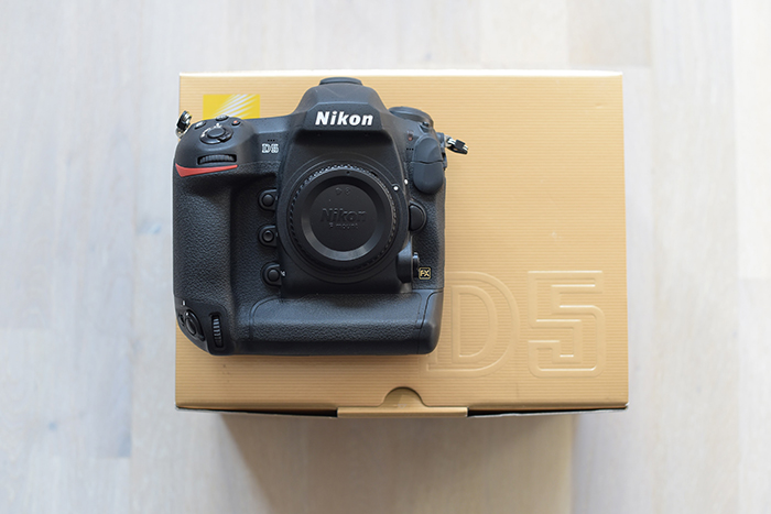 Uma câmera Nikon DSLR em uma caixa 
