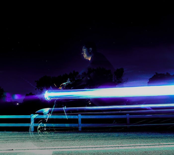 Foto de um homem em uma motocicleta com flash de sincronização lenta