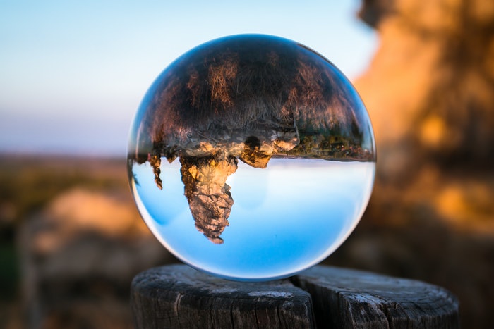 Uma formação rochosa atravessada por uma bola de cristal. 