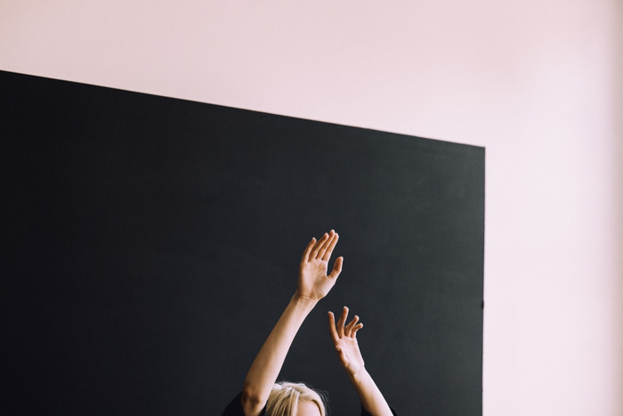 Une femme posant avec les mains en l'air