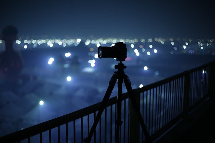 Kamera na statywie w nocy