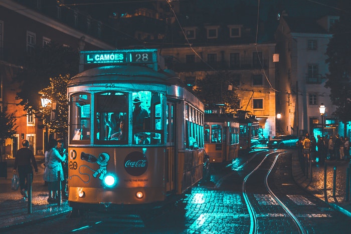 Nocna scena z tramwajem