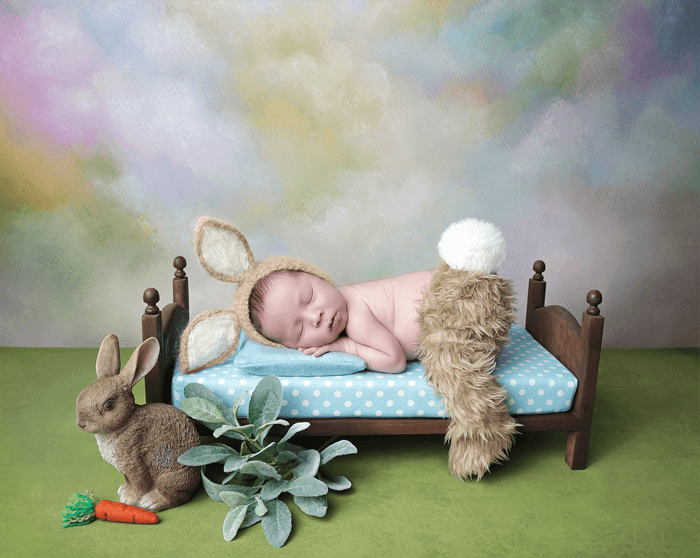 Seorang bayi yang baru lahir berpose dalam pakaian kelinci