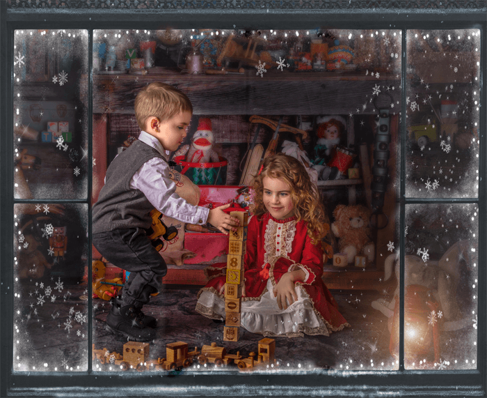 Anak-anak bermain melalui ambang jendela oleh Sonia Gourlie