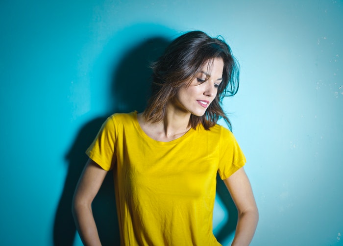  Una hermosa modelo posando para un fotógrafo 