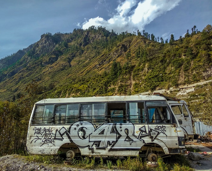 Giustapposizione di un furgone con graffiti contro la bellezza della natura