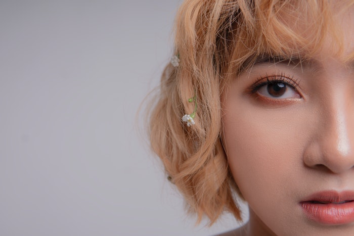 Ein Model mit blonden Haaren posiert für ein Fotoshooting 