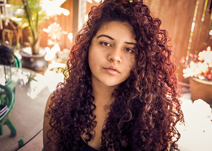 Auto-retrato de uma mulher com o cabelo crespo