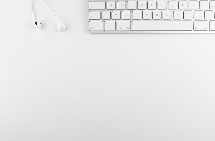 Minimalistische stockfoto van een wit pc-toetsenbord
