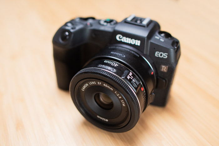 Câmera Canon com lente EF 40mm f / 2.8 STM 