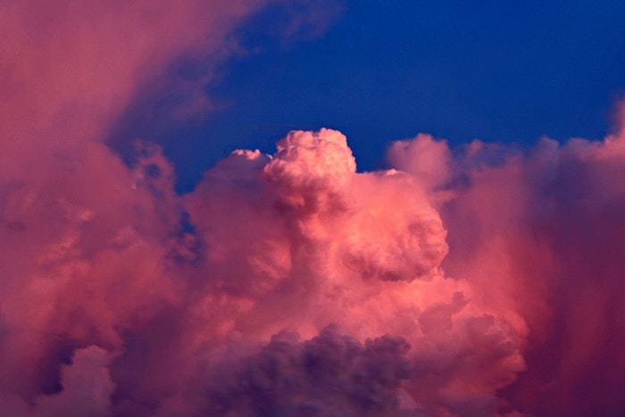 foto de deslumbrantes nuvens cor de rosa e roxas