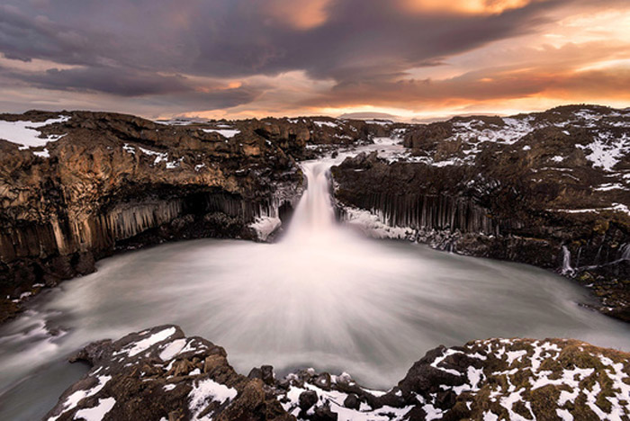Uma linda cachoeira que flui do curso Fstoppers 'Fotografando o mundo 1'