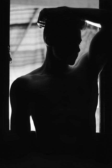 foto preto e branco da silhueta de um corpo masculino
