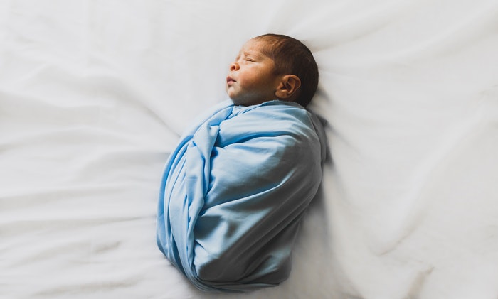 foto bayi yang baru lahir dalam selimut biru kecil