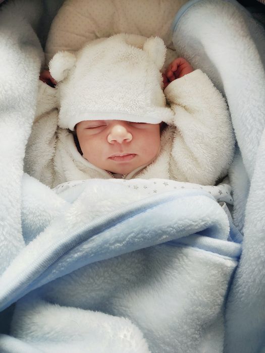 foto bayi yang baru lahir dengan topi lucu dengan telinga beruang