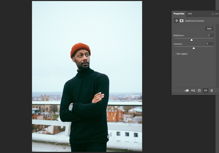 Captura de tela da edição de um retrato de um homem no Photoshop com a ferramenta de seleção rápida