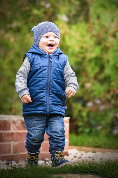 Portrait extérieur d'un enfant qui court 