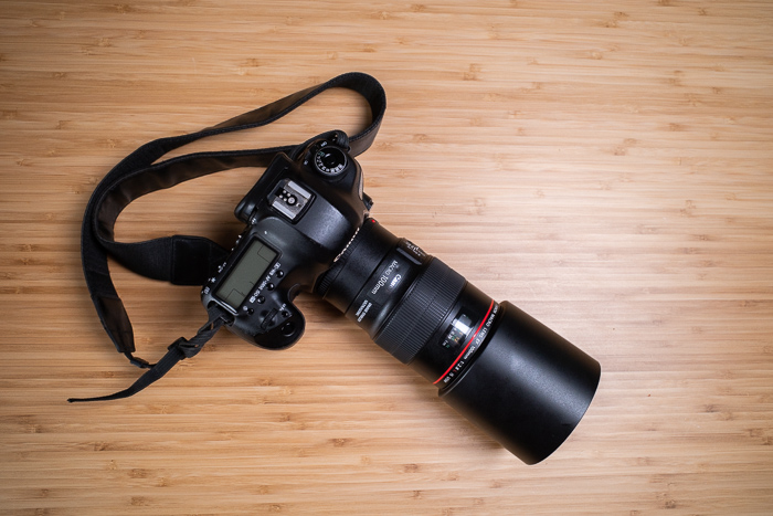 foto da Canon EF 100mm f / 2.8L anexada ao corpo da câmera
