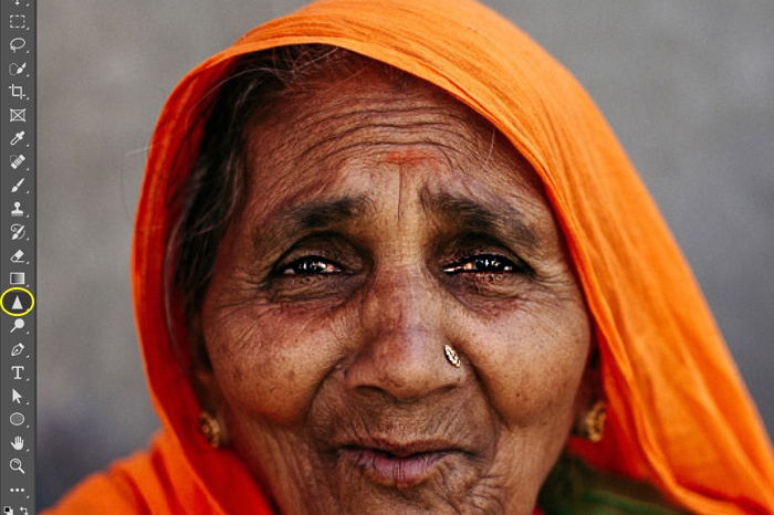 Captura de pantalla que muestra el afilado de la imagen en Photoshop utilizando un retrato de una mujer india