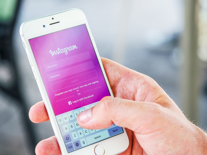 شخص يحمل هاتفًا مع Instagram على الشاشة-أفضل 8 تطبيقات فلاترInstagram في عام 2021 