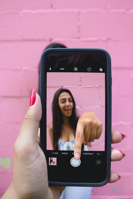 Selfie legal de uma garota no smartphone
