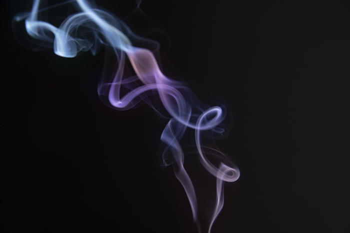 Fumaça saindo de um bastão de incenso 