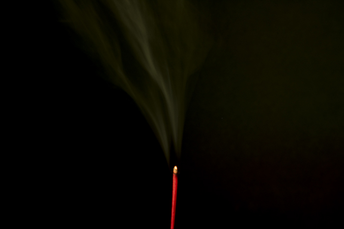 Fumaça saindo de um bastão de incenso 