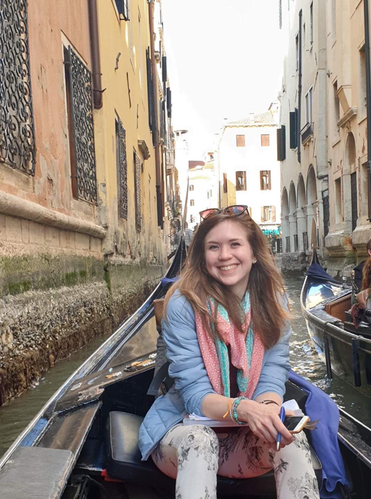 Una ragazza sorridente in gondola a Venezia