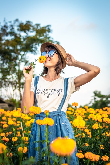 Una ragazza in un campo di fiori