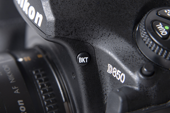O botão de bracketing em uma Nikon DSLR