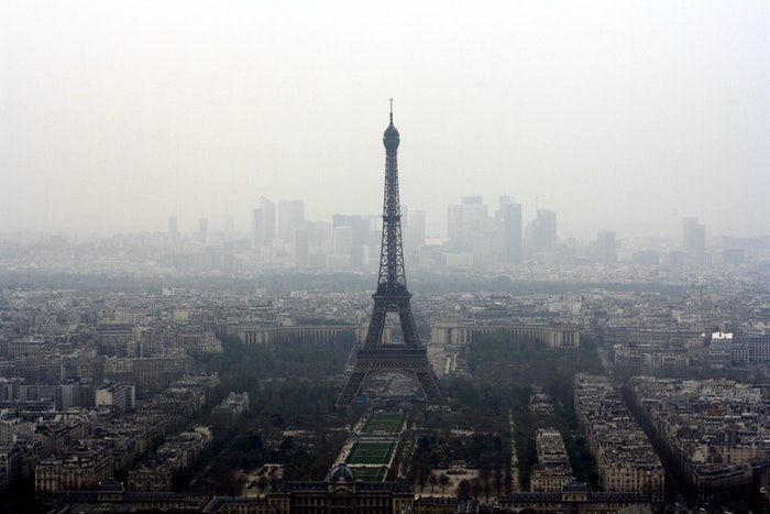 Vista aérea da Torre Eiffel em um dia de nevoeiro