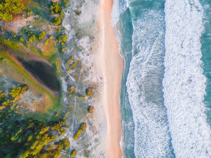 Imagem de paisagem de praia tirada de uma perspectiva aérea