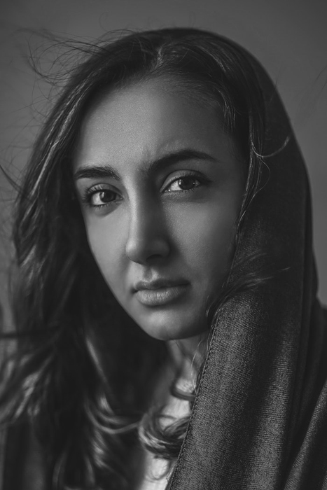Um retrato em preto e branco de uma modelo feminina 