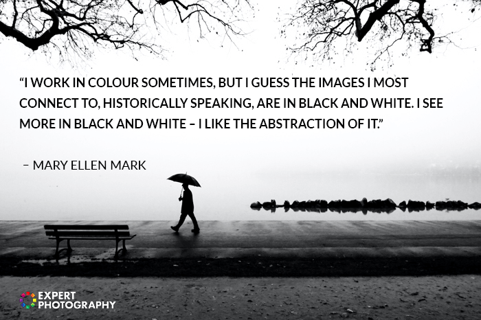 Foto em preto e branco com sobreposição de citação.