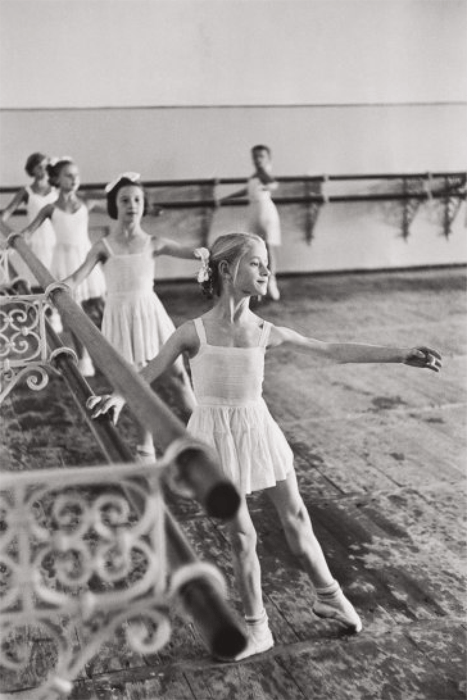 uma imagem henri-cartier bresson em preto e branco de 5 dançarinos na escola de balé bolshoi