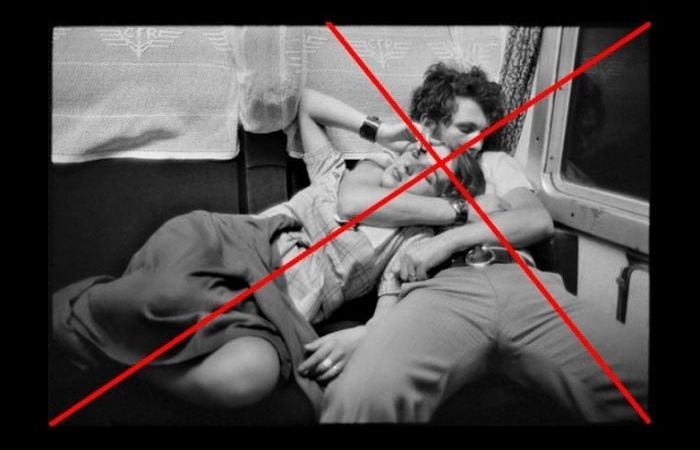 Imagem em preto e branco de Henri Carter Bresson de um homem segurando uma mulher no trem com linhas diagonais sobrepostas